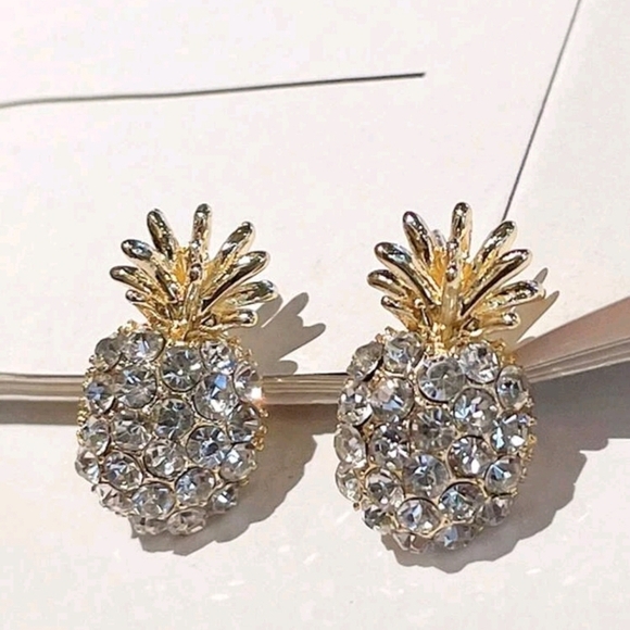 🔹️PINEAPPLE fruit design stud Rhinestone earrings NWT ✨️🍍 - Picture 1 of 2
